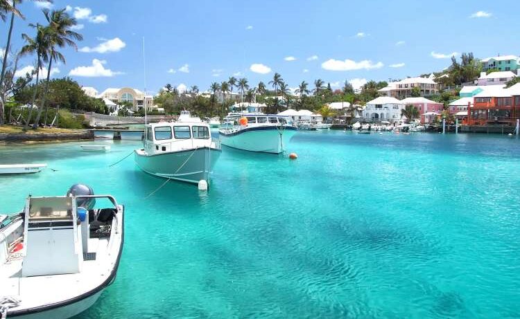 Direct flights from Toronto to Bahamas (Hamilton) for 148 CAD one-way or round-trip for only 295 CAD including GST🔥
